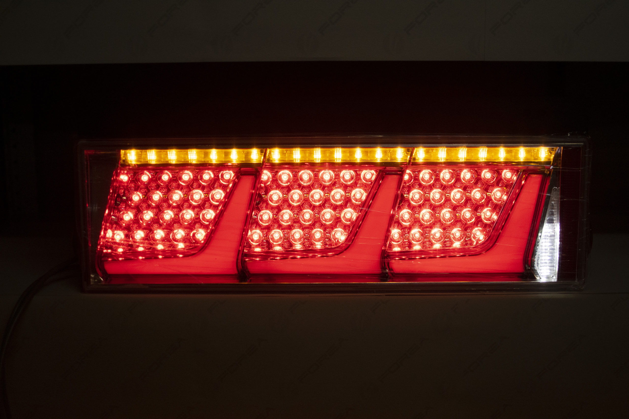 シーケンシャルテールランプ(L型デザイン)：レッドカラー