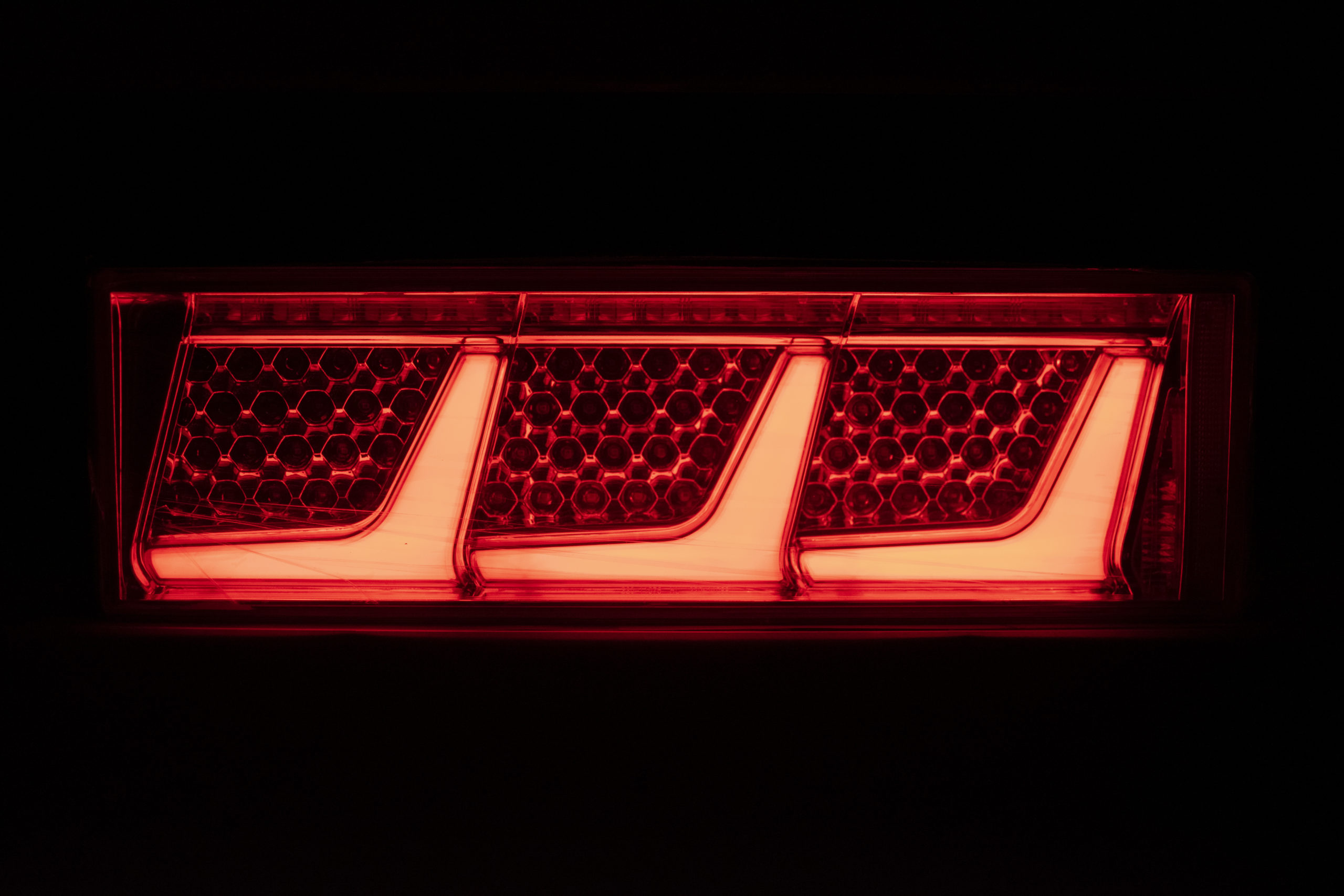 シーケンシャルテールランプ(L型デザイン)：クリアカラー